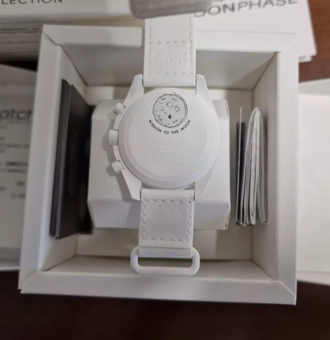 MOONSWATCH MISSION TO MOONPHASE SNOOPY