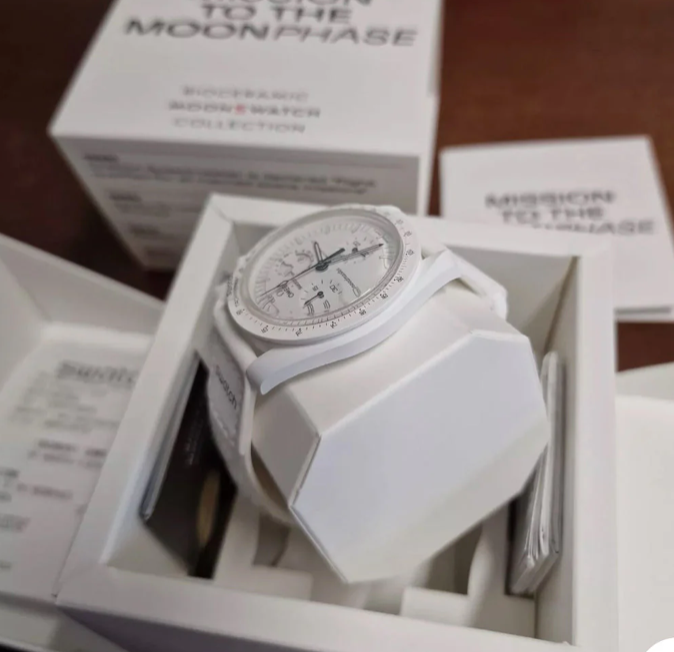 MOONSWATCH MISSION TO MOONPHASE SNOOPY